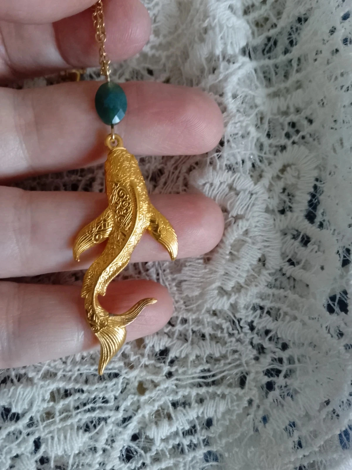 Collar de pescado dorado con grabados y piedra verde de ágata india – photo 2